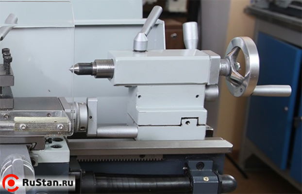 Для ослабления задней бабки с целью установки глубины сверления и закрепления длинных заготовок в центрах станок оснащен быстрозажимным рычагом. фото №16 Metal Master MML 1830 V фото №16