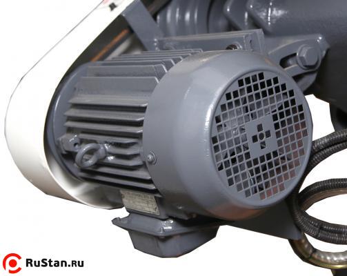 Привод движения ленточного полотна рассчитан на три скорости резания, которые составляют соответственно 27/45/69\мин. Осуществляйте подбор требуемого режима исходя из ряда факторов: геометрии обрабатываемого изделия; материала, из которого оно было создано. фото №8 METAL MASTER MGH-300Z фото №8