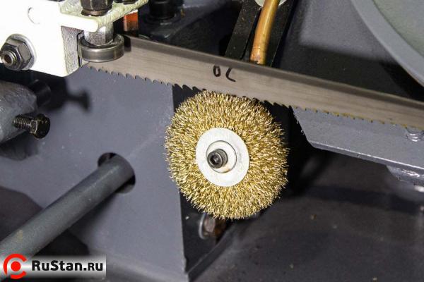 Своевременный съём стружки с пильного полотна осуществляется благодаря специальной щётке. фото №13 METAL MASTER MGH-350 фото №13