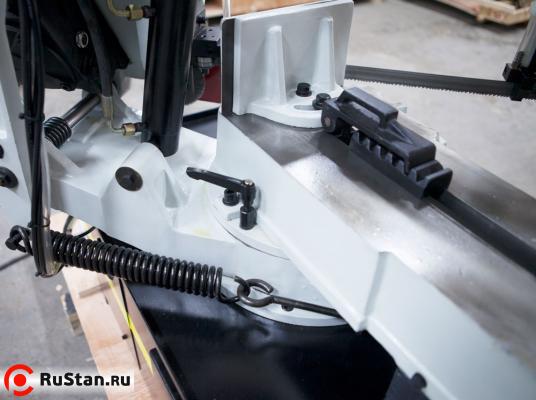 Зажимной рычаг с обратной стороны тисков, для поворота рамы на любой угол от 0° до 45° фото №9 Stalex BS-1018R фото №9